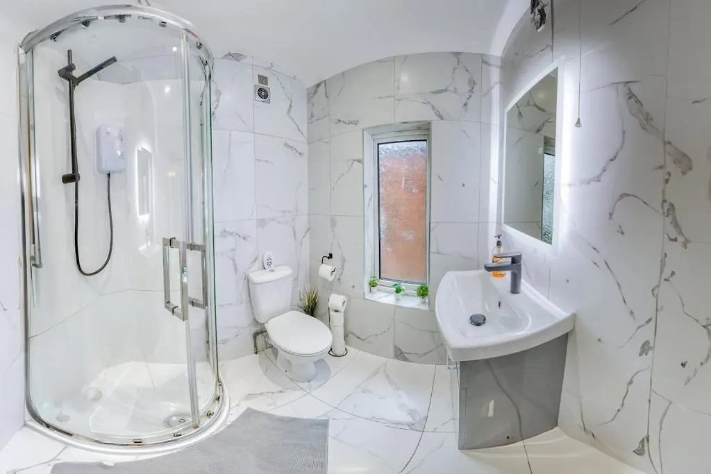 Charming City Home, Beside The Serene Ormeau Park Μπέλφαστ