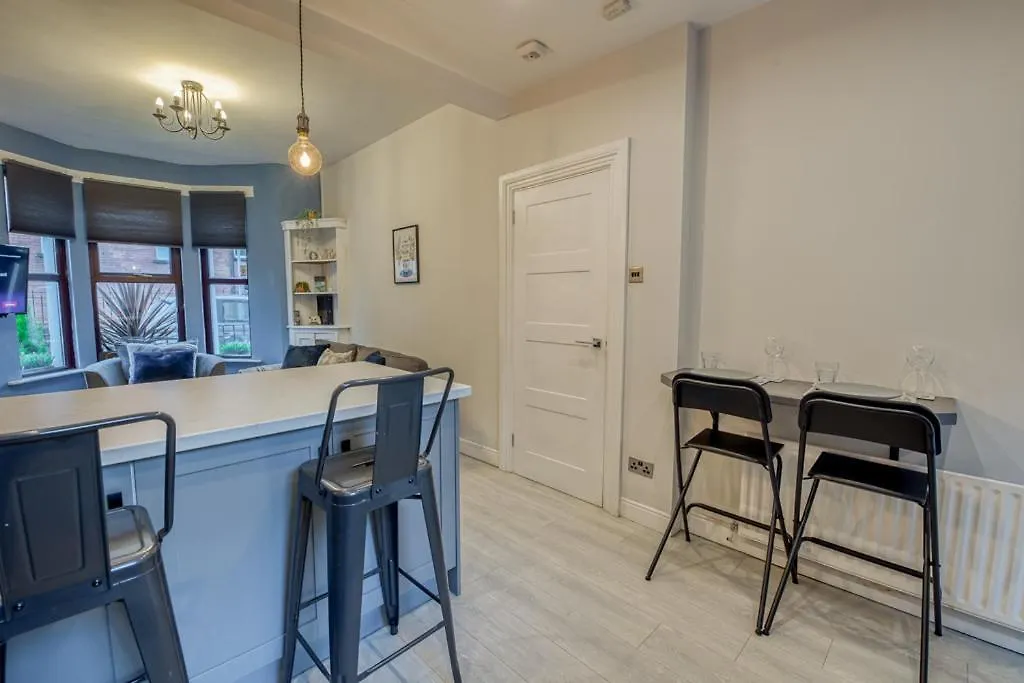 Charming City Home, Beside The Serene Ormeau Park Μπέλφαστ