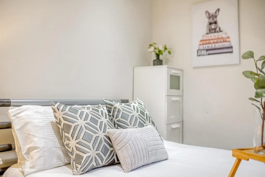 בלפסט Charming City Home, Beside The Serene Ormeau Park 0*,